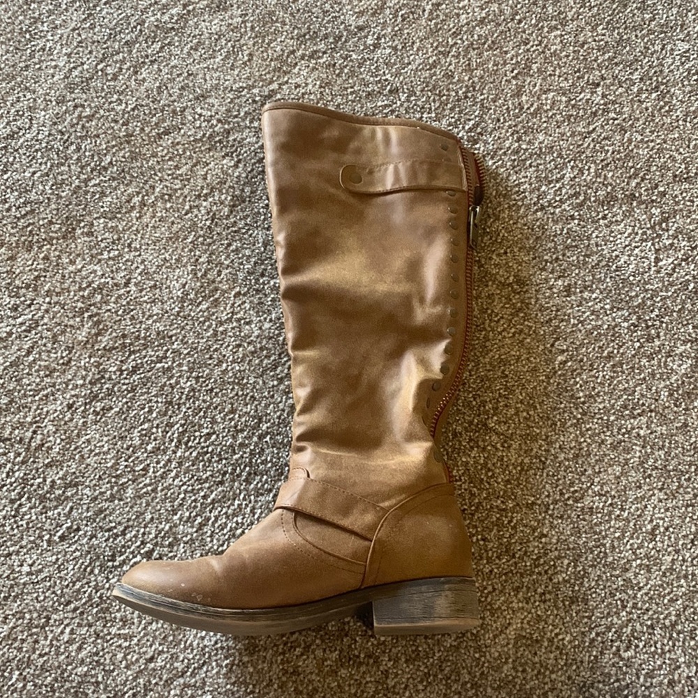 Brown boots.